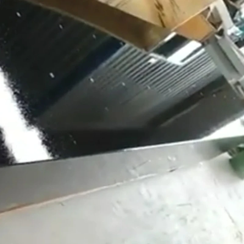 Pošiljana je 4 metrska dolga in 0,5 metra debela ploščad za granitno vlogo