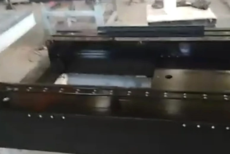Granitne komponente z izvrtanimi luknjami in vstavljenimi deli