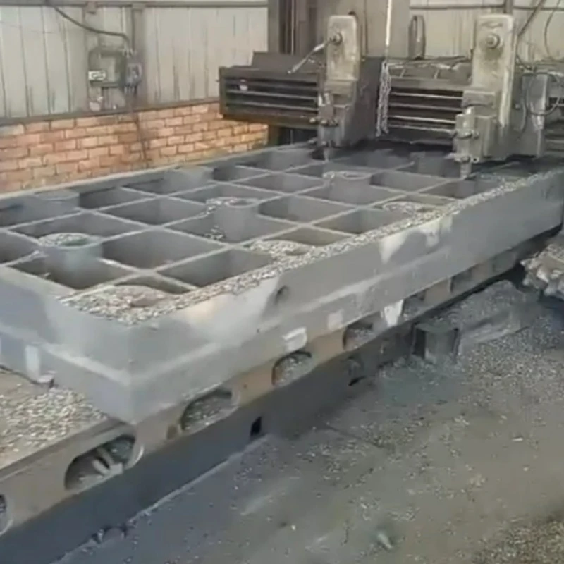 Spodnji del platforme za pregled litega železa se obdeluje