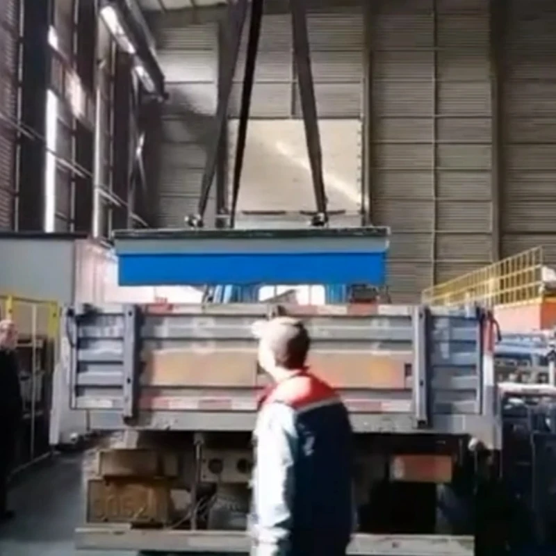 Platforma iz litega železa se naloži na vozilo za pošiljanje